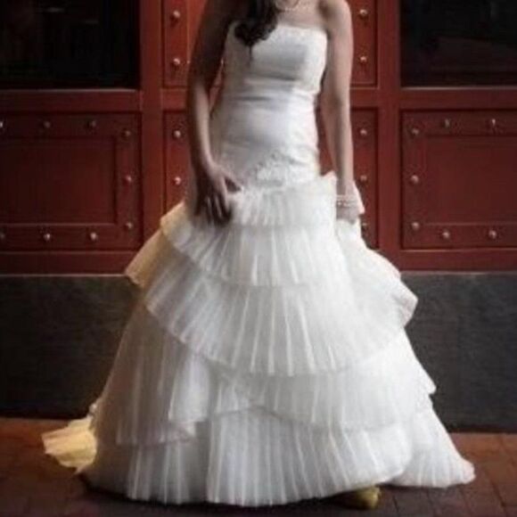 White by Vera Wang Strapless Wedding Gown - 18 - Picture 3 of 12